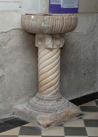 Bénitier en pierre sculpté du XVIIIe siècle