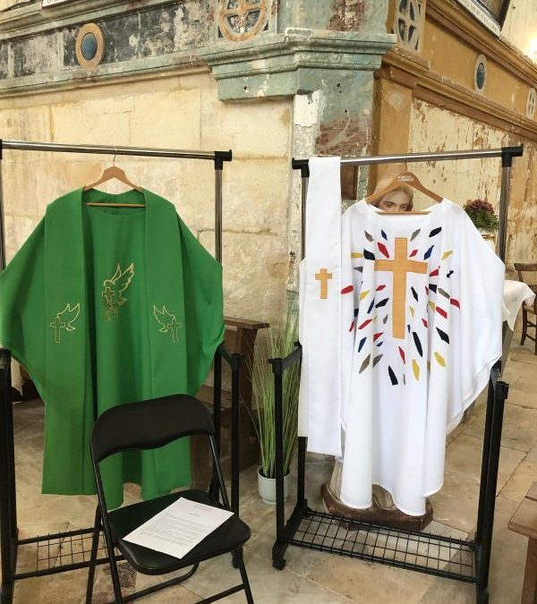 Vie de la Paroisse – Bénédiction des habits liturgiques à Lonzac le 27 Juillet