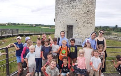 balade du 10 juillet avec les enfants de la paroisse sur le site gallo-romain du Fâ à Barzan