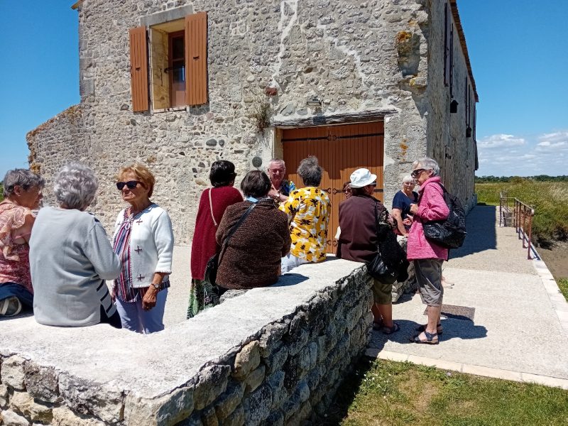 Les amis de St Nicolas visitent le Moulin des Loges