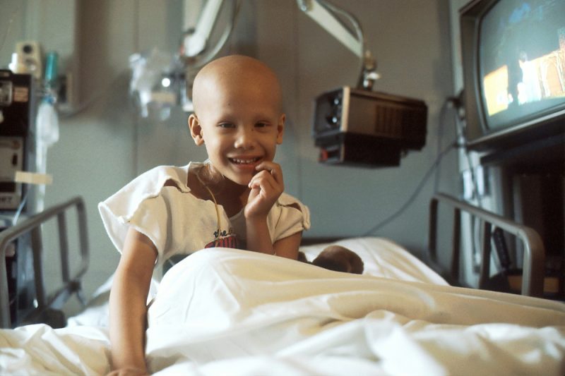 Photo-de-National-Cancer-Institute-sur-unsplash.com-enfant-malade