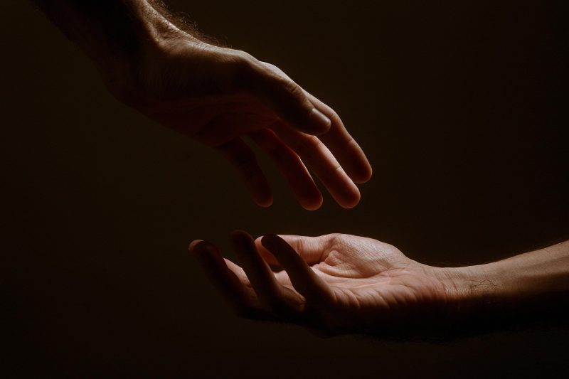 1857643-hand-5216581_1920