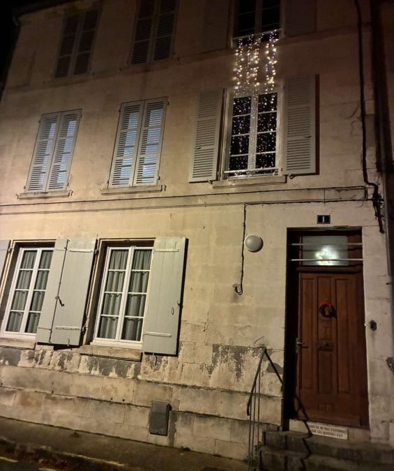En ce dimanche , le presbytère St Vivien s&rsquo;illumine !!!! Noël approche….