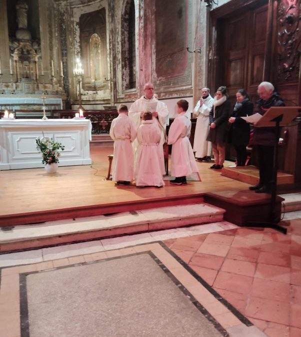 1er janvier à Saint Vivien – remise de l&rsquo;aube à trois nouveaux servants d&rsquo;autel