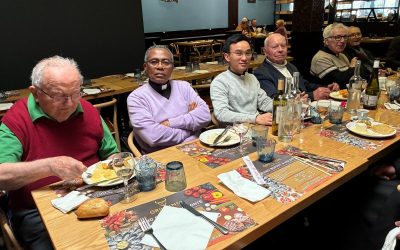 En ce jeudi saint, pour la fête du sacerdoce, les prêtres du doyenné se sont réunis pour un déjeuner commun et festif !