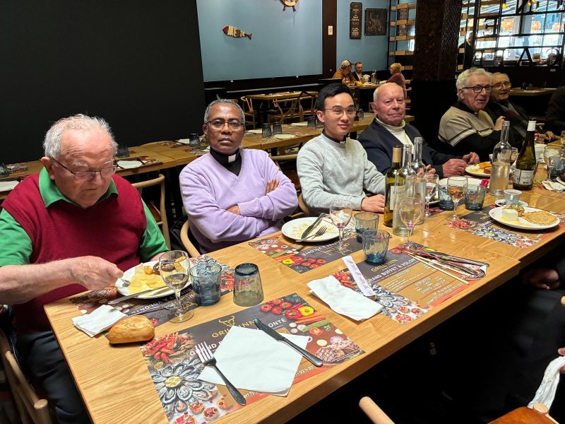En ce jeudi saint, pour la fête du sacerdoce, les prêtres du doyenné se sont réunis pour un déjeuner commun et festif !