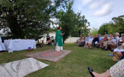 Messe dans le jardin du presbytère