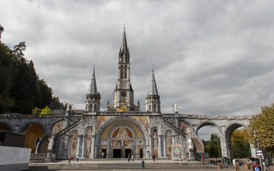 Notre évêque, de retour de Lourdes